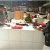 Kapolsek Kuningan saat memantau harga daging ayam di Pasar Baru Kuningan.